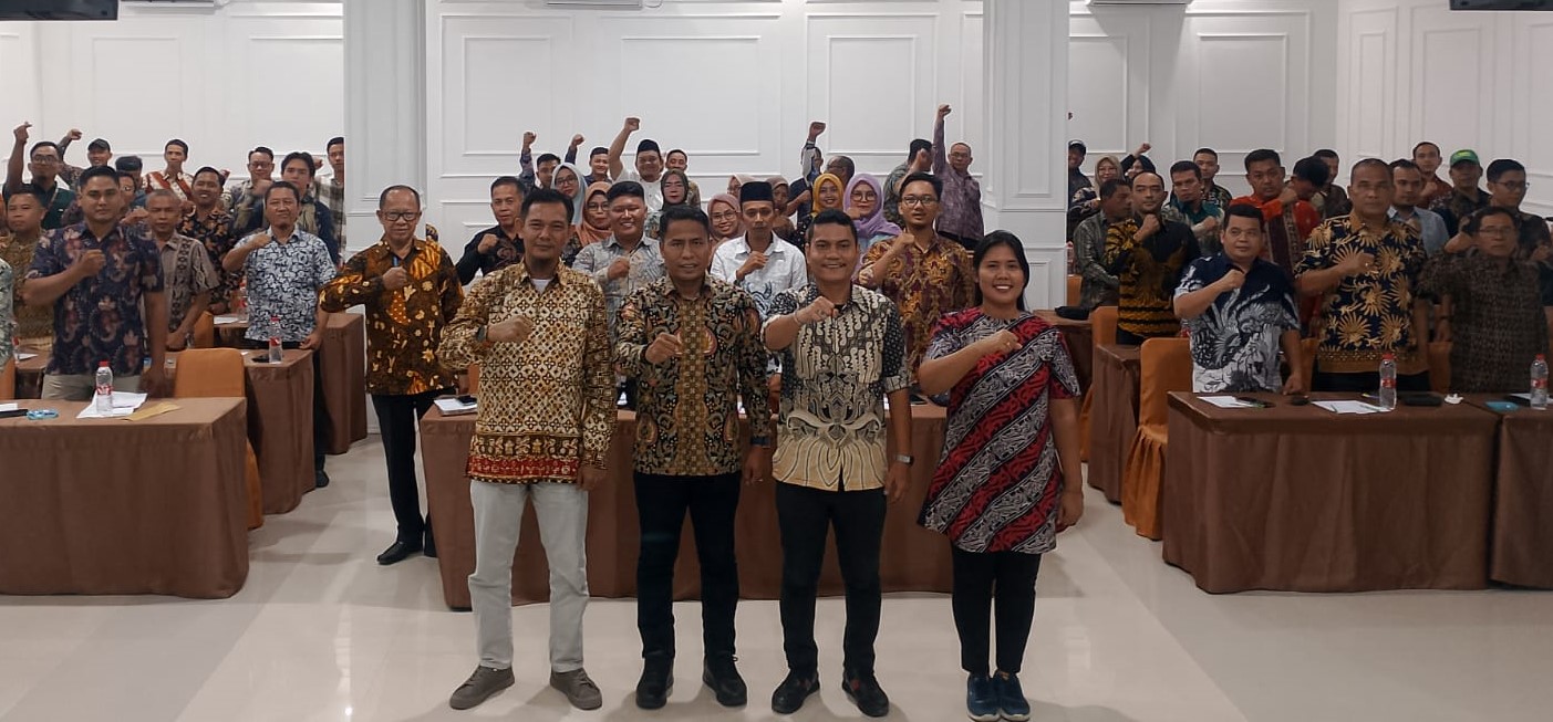 Ketua dan Anggota Bawaslu Kabupaten Asahan bersama Panwascam se Kabupaten Asahan saat Rakernis Pengawasan Tahapan Pemuktahiran dan Penyusunan Daftar Pemilih pada Pemilihan Tahun 2024 di Kisaran, Kamis (27/6/2024). 