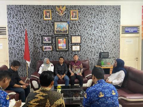 Kepala Sekretariat Bawaslu Kabupaten Asahan Riska Adari menerima kunjungan KPU Kabupaten Asahan, Kamis (12/03/2026)