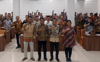 Ketua dan Anggota Bawaslu Kabupaten Asahan bersama Panwascam se Kabupaten Asahan saat Rakernis Pengawasan Tahapan Pemuktahiran dan Penyusunan Daftar Pemilih pada Pemilihan Tahun 2024 di Kisaran, Kamis (27/6/2024). 
