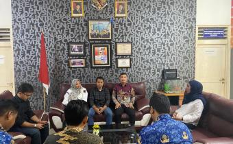 Kepala Sekretariat Bawaslu Kabupaten Asahan Riska Adari menerima kunjungan KPU Kabupaten Asahan, Kamis (12/03/2026)