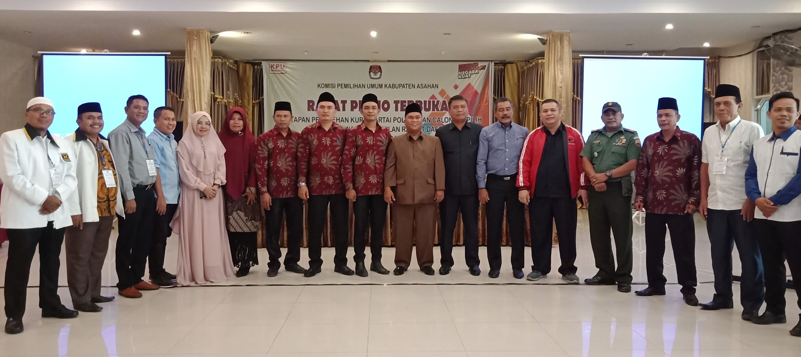 Bawaslu Asahan foto bersama peserta Rapat Pleno Terbuka Penetapan Perolehan Kursi Partai Politik dan Calon Terpilih Anggota Dewan Perwakilan Rakyat Daerah Kabupaten Asahan pada Pemilihan Umum tahun 2019, Acara yang dilaksanakan oleh KPU Kabupaten Asahan di Hotel Marina Kabupaten Asahan pada tanggal (14/8/2019)./ Foto : Surya Fajri
